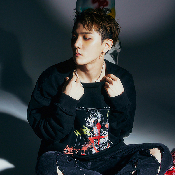 [全款] [ULKIN] (iKON DK Gift- 1p Random Among 4p Photo Cards) Spray Smile Statue Sweatshirt [Black]_金东爀吧