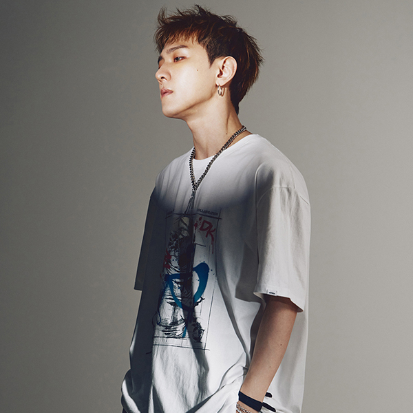 (iKON DK Gift- 1p Random Among 4p Photo Cards) Spray Smile Statue T-Shirt [White]