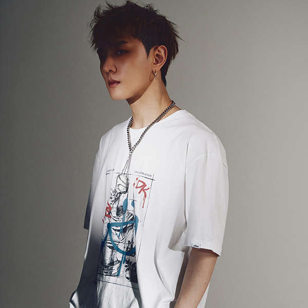 (iKON DK Gift- 1p Random Among 4p Photo Cards) Spray Smile Statue T-Shirt [White]