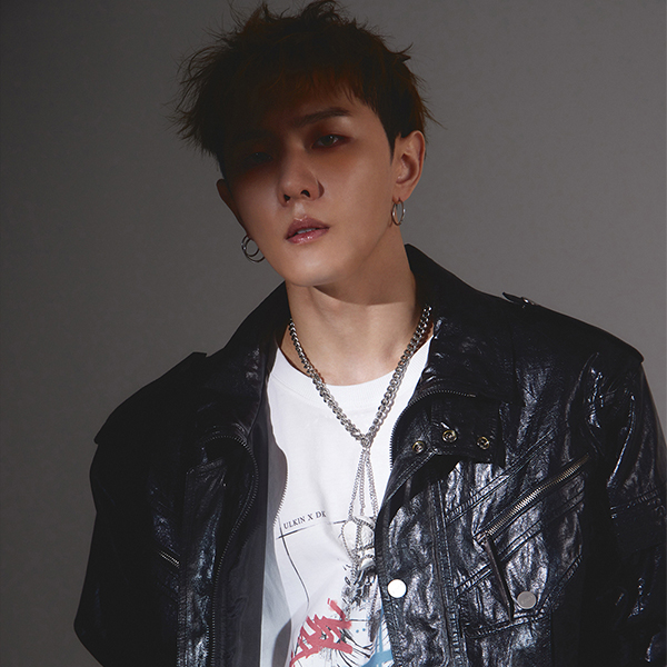 (iKON DK Gift- 1p Random Among 4p Photo Cards) Spray Smile Statue T-Shirt [White]