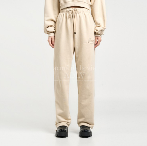 (LISA Random 1 Out of 5 Gifts) Curly Logo Emboss Embroidery Sweat Pants [Beige]
