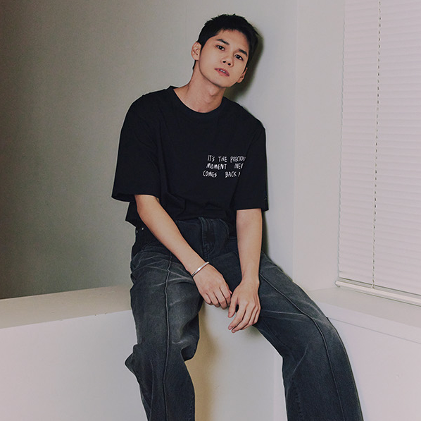 (ONG SEONG WU Gift Photo Card) Handwritten T-Shirt [BK]