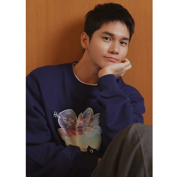 (ONG SEONG WU Gift Photo Card) Cloud Photo Graphic Sweatshirt [NV]