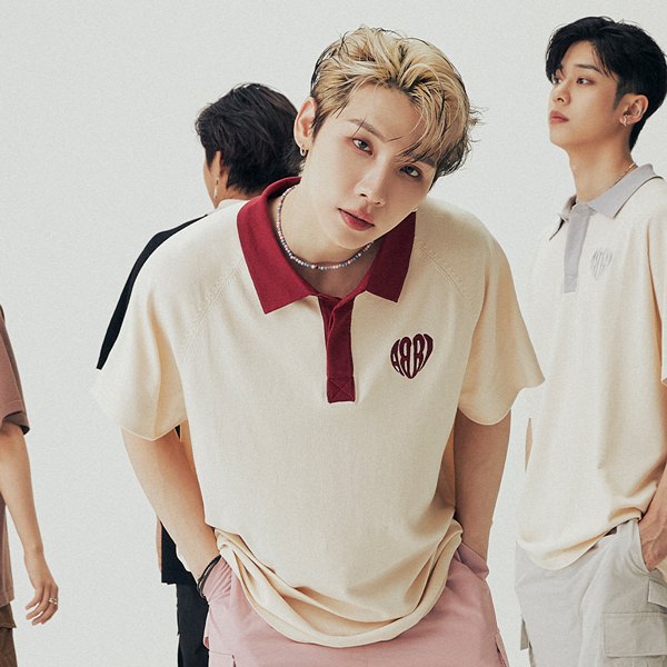 [AB6IX 禮物 + ABBI PIN BADGE] ABBI collar short-sleeved knitwear [CREAM WINE] [F]