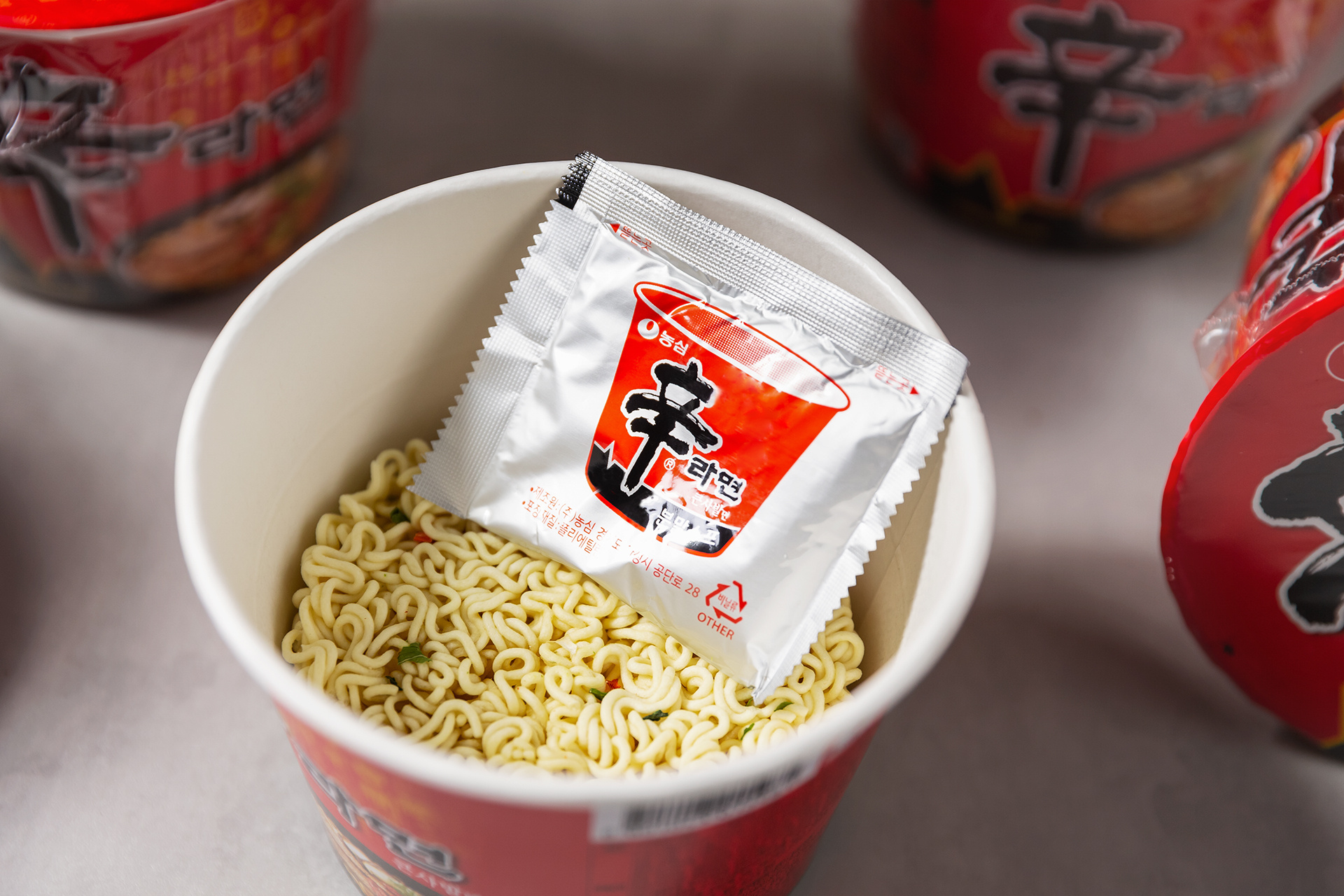 Шин рамен отзывы. Шин рамен Nongshim. Cup Ramen. Шин рамен оранжевый. Шин рамен Булдак 3х.