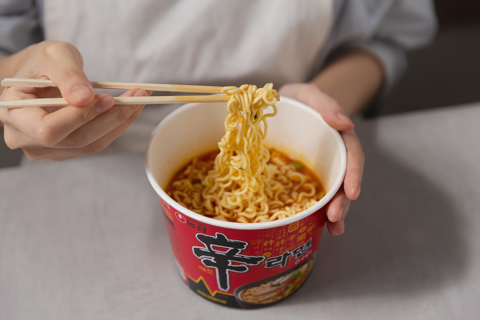 Шин рамен приготовление. Лапша быстрого приготовления Shin Cup Noodle Soup (big) (Exp) 114 gr*16. Шин рамен. Лапша в стакане. Шин рамен оранжевый.